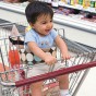 الطفل في عربة التسوق