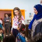 الملكة رانيا العبدالله خلال زيارتها مدرسة الأميرة تغريد في القويسمة