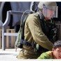 جندي إسرائيلي ينكّل بصبي فلسطيني ويعتقله