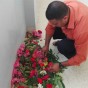 صورة مدير القاعة خلال وضعه الورود امام قاعة التوجيهي