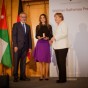 لحظة تسلم الملكة رانيا للجائزة من المستشارة الألمانية