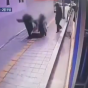 مقطع من فيديو حفرة تبتلع رجلا وامرأة