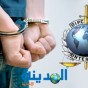 شعار الانتربول ، وشخص مقبوض عليه - تعبيرية