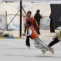 أطفال يلعبون الكرة في المخيم