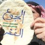 أردني يحمل رغيفا