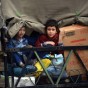 طفلان سوريان يتركان مع عائلتهما حي الشيخ مقصود في مدينة حلب