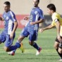 لاعب الرمثا راكان الخالدي ( يسار ) يجري بالكرة نحو مرمى الحسين اربد  - ارشيف