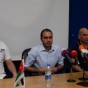 سمو الأمير علي يتوسط الشقيقين حسام وابراهيم حسن خلال المؤتمر الصحافي