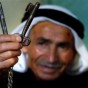 لاجئ فلسطيني يمسك مفتاح منزل في فلسطين