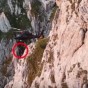 طيار ينقذ فتاة علقت على سفح جبل