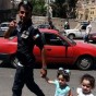 الشرطي نجادا مع الطفلتين