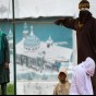 ضرب إندونيسية بالعصا عقابا لها لأنها اختلت بصديقها