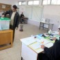 مواطن يدلي بصوته في الانتخابات النيابية الماضية