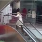 سيدة تصعد على درج متحرك للأسفل - من الفيديو