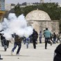 شبان فلسطينين في القدس الشرقية يشتبكون مع جنود الاحتلال الاسرائيلي داخل المسجد الاقصى