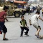 اطفال يلعبون الكرة في بغداد