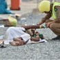 احد رجال الدفاع المدني يسعف حاجا في مزدلفة - ارشيف