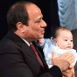 الرئيس المصري عبد الفتاح يبكي خلال حمله طفلاً رضيعاً في احتفال عيد الشرطة