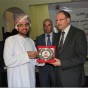 رئيس المجلس الأعلى للشباب د. سامي المجالي يتسلم درعا من رئيس الوفد العماني