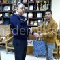 مدير دفاع مدني إربد العميد الركن منيب العواوده يكرم الشاب محمود شريف هربيد الزعبي ، على جهوده في إنقاذ طفل من الغرق في الرمثا -  المدينة نيوز