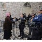 القوات الاسرائيلية وهي تمنع الفلسطينيين من دخول الاقصى - ارشيفية