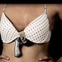 تعبيرية - امرأة تحمل سلاحها داخل حمالة صدرها