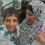 الطفل الفلسطيني يحتضن والدته لحظة الإفراج عنه