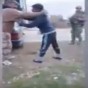 جنود عراقيون يعدمون شبان