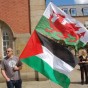 مشجع ويلزي يحمل علم بلاده وعلم فلسطين