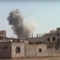 دخان يتصاعد جراء قصف الطيران الروسي بالخطأ قرية الكم الموالية للنظام بريف حمص