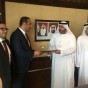 صورة تذكارية تضمنها تقديم السيد زايد البداد هدية تذكارية للدكتور محمد مطر سالم الكعبي وأعضاء الهيئة