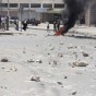 محتجين يغلقون الطريق بالحجارة