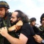 صورة أرشيفية لاعتقال الجيش الإسرائيلي ناشطا يساريا