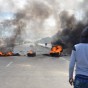 صورة من الاحتجاجات والاشتباكات بين المتظاهرين والشرطة التي جابت مدينة القصرين في تونس الخميس