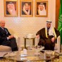 وزير الخارجية السعودي عادل الجبير خلال لقائه بالمبعوث الاممي الى سوريا ستيفان دي ميستورا في الرياض الثلاثاء