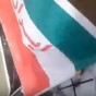المتظاهرون أثناء احراقهم العلم الايراني - من الفيديو