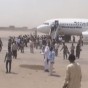 الطائرة المدنية التي تقل اللاجئين اليمنيين في مطار عدن الدولي