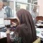 موظفة تستخدم جهاز حاسوب في مبنى الاحوال المدنية