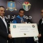 قدادة وعميش يسلمان اللاعب الجائزة