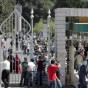 طلبة أمام إحدى بوابات الجامعة الأردنية