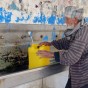 مسن يقوم بتعبئة المياه في غزة
