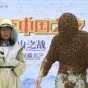صيني يتغطى بالنحل