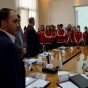 الأمير علي خلال لقائه منتخب السيدات