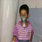 صورة بثها الدفاع المدني التابع للمعارضة لطفل مصاب جراء استنشاق الغاز السام الذي قصف به النظام بلدة خان العسل