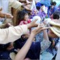 أرشيفية - عملية توزيع الخبز على اللاجئيين