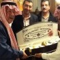 رئيس النادي الفيصلي سلطان العدوان يقدم هدية تذكارية للمدرب علي كميخ