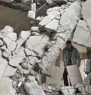 انهيار سور وكراجات في حي الكرسي فجر السبت 