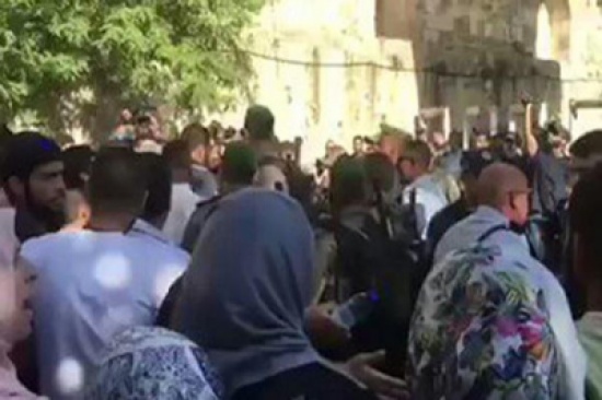 ‏فيديو مؤلم جدًا: مجموعة من جنود الاحتلال وهم يهاجمون المرابطات عند أبواب المسجد الأقصى