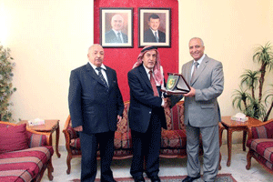 الدكتور الطراونه يكرم خليفة لتبرعه بمقتنيات مكتبته الخاصة لجامعة البلقاء التطبيقية