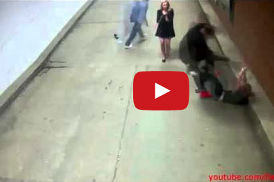 فتاة تستميت في الدفاع عن صديقها أمام عصابة